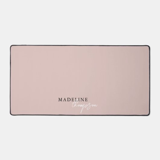Chic Pale Pink Beige Script Monogram Schreibtischunterlage (Vorderseite)