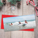 Chic Panoramic Einfach Minimalistisch 1 Foto Weihn Feiertagskarte<br><div class="desc">Diese moderne Urlaubsfotokarte verfügt über ein vollrahmenes (auch vollbleichtes) horizontales Foto und den EDITABLE Gruß "Happiest Holidays". Das Design ist minimalistisch und dennoch elegant. Auf der Rückseite finden Sie ein einfaches rot-weites Punktmuster. Sie können dieses Design weiter anpassen, indem Sie ein anderes Foto und/oder einen zusätzlichen Text auf der Rückseite...</div>