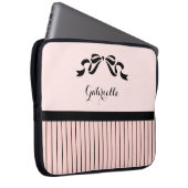 Chic Parisian Pink Pinstripes Black Bow und Name Laptopschutzhülle (Vorne Rechts)