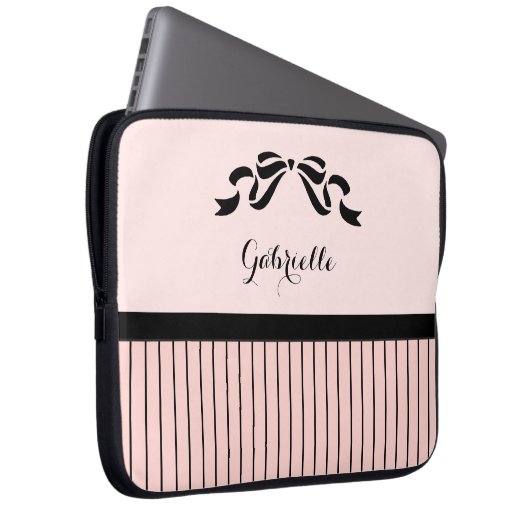 Chic Parisian Pink Pinstripes Black Bow und Name Laptopschutzhülle (Vorne Rechts)