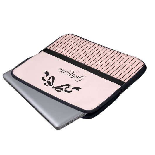 Chic Parisian Pink Pinstripes Black Bow und Name Laptopschutzhülle (Vorne Knopf)