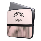 Chic Parisian Pink Pinstripes Black Bow und Name Laptopschutzhülle (Vorderseite Links)