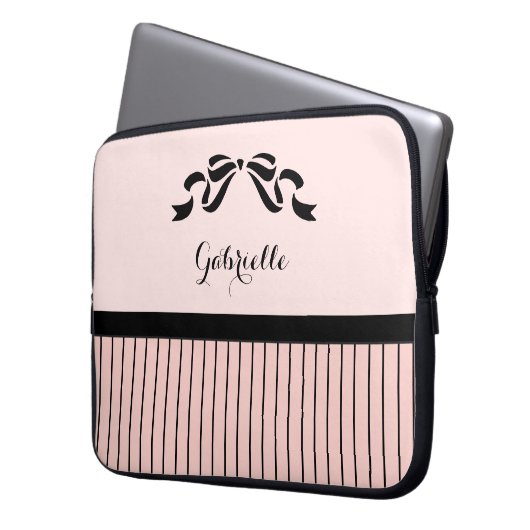 Chic Parisian Pink Pinstripes Black Bow und Name Laptopschutzhülle (Vorderseite Links)