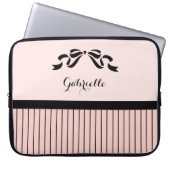 Chic Parisian Pink Pinstripes Black Bow und Name Laptopschutzhülle (Vorderseite)