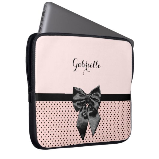 Chic Parisian Pink Polka Dots Black Bow und Name Laptopschutzhülle (Vorne Rechts)