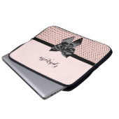 Chic Parisian Pink Polka Dots Black Bow und Name Laptopschutzhülle (Vorne Knopf)