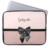 Chic Parisian Pink Polka Dots Black Bow und Name Laptopschutzhülle (Vorderseite)