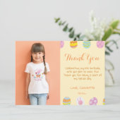 Chic Pastel Yellow Eggs Kindergeburtstag Foto Dankeskarte (Stehend Vorderseite)