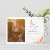 Chic Peach Blush Monogram Foto Wedding Einladung (Stehend Vorderseite)