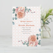 Chic Peach Floral Eukalyptus Picnic Brautparty Einladung (Stehend Vorderseite)