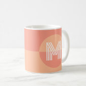 Chic Peach Pink Geometric Modern Monogram Kaffeetasse (VorderseiteRechts)