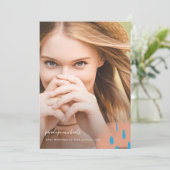 Chic Peach Splashes Foto Graduation Party Einladung (Stehend Vorderseite)