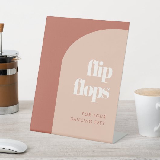 Chic peach terracotta arch Flip Flops Hochzeit Sockelschild (In SItu)