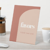 Chic peach terracotta arch Gastgeschenke Hochzeite Sockelschild (In SItu)