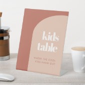 Chic peach terracotta arch wedding Kids table Sockelschild (In SItu)