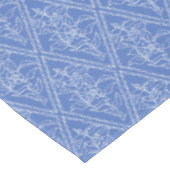 Chic Periwinkle Blue Floral Diamond Muster Tischdecke (Schrägansicht)