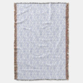 Chic Periwinkle Blue White Floral Diamond Muster Decke (Vorderseite Vertikal)