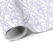 Chic Periwinkle Blue White Floral Diamond Muster Geschenkpapier (Rolleneckpunkt)
