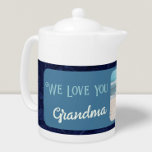Chic Personalisiert Foto Text Oma Geschenk Blau<br><div class="desc">Genießen Sie Ihren morgendlichen Tee in stilvollem Ambiente mit unserem schicken, Personalisierten Foto Tea Pot. Diese Teekanne ist die perfekte Möglichkeit, um Ihrer Teezeitroutine eine persönliche Touch hinzuzufügen, die eine individuelle Vorderseite mit Ihrem Foto und Text bietet. Das Vintage Blumendesign bietet einen wunderschönen Rahmen für Ihre individuellen Bilder und Texte...</div>
