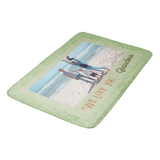 Chic Personalisiert Foto Text Oma Geschenk Grün Badematte (Schrägansicht)