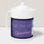 Chic Personalisiert Foto Text Oma Geschenk Violet<br><div class="desc">Genießen Sie Ihren morgendlichen Tee in stilvollem Ambiente mit unserem schicken, Personalisierten Foto Tea Pot. Diese Teekanne ist die perfekte Möglichkeit, um Ihrer Teezeitroutine eine persönliche Touch hinzuzufügen, die eine individuelle Vorderseite mit Ihrem Foto und Text bietet. Das Vintage Blumendesign bietet einen wunderschönen Rahmen für Ihre individuellen Bilder und Texte...</div>