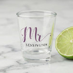 Chic Personalisiert Mr. Newlywed Typografy Schnapsglas<br><div class="desc">Chic Personalisiert Mr. Newlywed Typography Shot Glasses - holen Sie sich auch eine für die Mrs.</div>