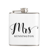 Chic Personalisiert Mrs. Newlywed Typografy Flachmann (Vorderseite)