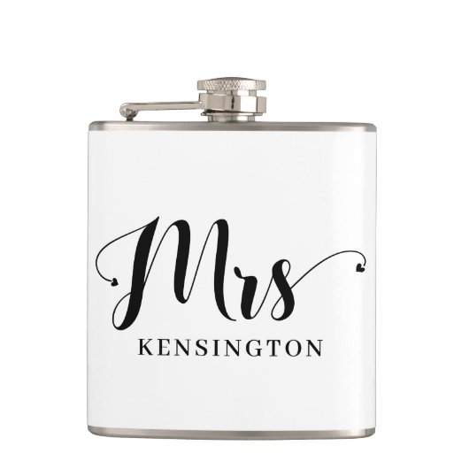 Chic Personalisiert Mrs. Newlywed Typografy Flachmann (Vorderseite)