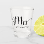 Chic Personalisiert Mrs. Newlywed Typografy Schnapsglas (Vorderseite)