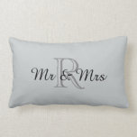 CHIC PILLOW_ " Herr u. Frau" ÜBER MONOGRAMM Lendenkissen<br><div class="desc">Herr u. Frau" im SCHWARZEN ÜBER GRAUEM MONOGRAMM-GRAU-HINTERGRUND</div>