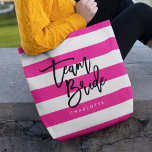 Chic Pink and White Stripes Black Team Bridge Tasche<br><div class="desc">All-Over-Print-Tasche mit den Worten "Team Bride" in schwarzem Trendskript vor einem Hintergrund aus rosa und weißen Streifen. Ideal für Hochzeiten von Brautmädchen, Trauzeugin und Blume. Weitere passende Elemente finden Sie hier https://www.zazzle.com/collections/119250194970828530?rf=238364477188679314 Personalisieren Sie sie durch Ersetzen des Platzhaltertextes. Für weitere Optionen, wie zum Beispiel den Schriftart zu ändern und seine...</div>