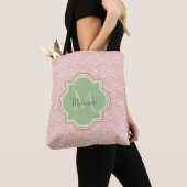 Chic Pink Arched Scallops Soft Green Monogram Name Tasche (Von Nahem)