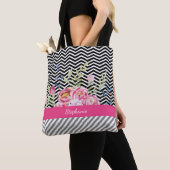 Chic Pink Floral Black and White Chevrons und Name Tasche (Von Nahem)