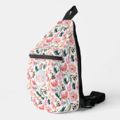 Chic Pink Floral Mit Monogramm Crossbody Bag (Rechte Ecke)