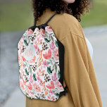 Chic Pink Floral Mit Monogramm Sportbeutel<br><div class="desc">Diese stilvolle Zugtasche wird mit Ihrem Monogramm auf einem lustigen Blumenmuster auf der Vorderseite betont. Diese feminine, leichte Tasche aus 100% Polyester ist perfekt zum Feilschen Ihres Wesens geeignet. Sie besteht aus einem verstärkten schwarzen Trimm und einem an den unteren Ecken angebrachten Keilriemen mit schwarzen Seilgurten. Maßnahmen 14, 5" breit...</div>