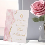 Chic Pink Gold Agate Bat Mitzvah Custom Party Sockelschild<br><div class="desc">Das elegante,  rosa und goldfarbene Schild des Bat Mitzvah-Party schmückt das elegante Podest. Der Name Ihrer Tochter ist in einem schönen formalen Drehbuch unter dem Stern von David geschrieben. Die perfekte Tischdekoration für eine stilvolle jüdische Familie,  die ein Mädchen feiert,  das an die Tora gerufen wird.</div>