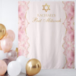 Chic Pink Gold Agate Bat Mitzvah Custom Party Wandteppich<br><div class="desc">Das elegante Bat Mitzvah Party mit rosa und goldfarbenem Dekor empfängt Sie im Hintergrund. Der Name Ihrer Tochter ist in einem schönen formalen Drehbuch unter dem Stern von David geschrieben. Perfekter Wandteppich für eine stilvolle jüdische Familie,  die ein Mädchen feiert,  das zur Tora gerufen wird.</div>