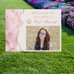 Chic Pink Gold Agate Bat Mitzvah Foto Party Yard Gartenschild<br><div class="desc">Das elegante Bat Mitzvah Party ist mit rosa und goldfarbenem Dekor geschmückt. Der Name Ihrer Tochter ist in einem schönen formalen Drehbuch mit dem David Stern oben zu ihrem Foto geschrieben. Perfektes hübsches Schild im Freien für eine moderne jüdische Familie,  die ein Mädchen feiert,  das zur Tora gerufen wird.</div>