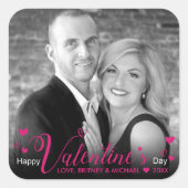 Chic Pink Modern Script Herz Schwarz-weißes Foto Quadratischer Aufkleber (Vorderseite)