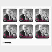 Chic Pink Modern Script Herz Schwarz-weißes Foto Quadratischer Aufkleber (Blatt)