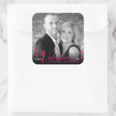 Chic Pink Modern Script Herz Schwarz-weißes Foto Quadratischer Aufkleber (Tasche)