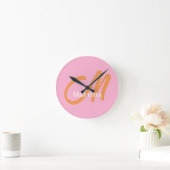 Chic Pink Orange Monogram Runde Wanduhr (Zuhause)