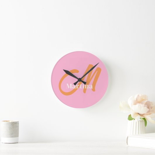Chic Pink Orange Monogram Runde Wanduhr (Zuhause)