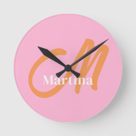 Chic Pink Orange Monogram Runde Wanduhr