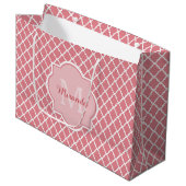 Chic Pink Quatrefolie Monogramm mit Name Große Geschenktüte (Vorderseite Schrägansicht)