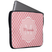 Chic Pink Quatrefolie Monogramm mit Name Laptopschutzhülle (Vorne Rechts)