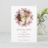 Chic Pink & Red Flourish Lace Effect Photo Couple Save The Date (Stehend Vorderseite)