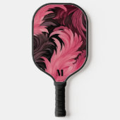 Chic Pink und Black Feathers Leaf Moderne Monogram Pickleball Schläger (Vorderseite)
