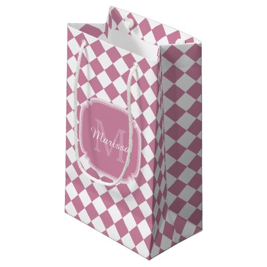 Chic Pink und White Checked Mit Monogramm Name Kleine Geschenktüte (Vorderseite Schrägansicht)