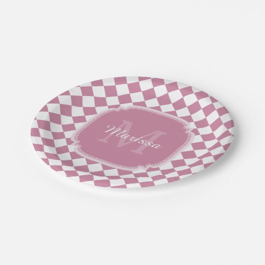 Chic Pink und White Checked Mit Monogramm Name Pappteller (Schrägansicht)